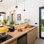 Casa Fiore Viola For 8 People With Heated Pool * Stifanići