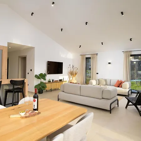 Casa Fiore Viola For 8 People With Heated Pool
