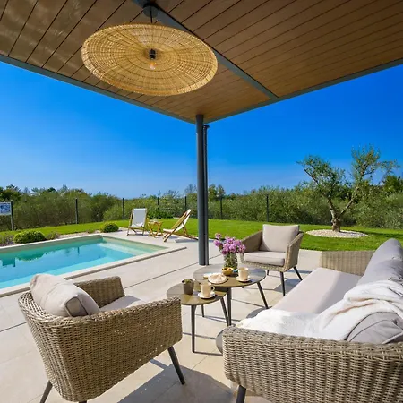 Villa Casa Fiore Viola For 8 People With Heated Pool Stifanici