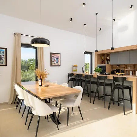 Villa Casa Fiore Viola For 8 People With Heated Pool