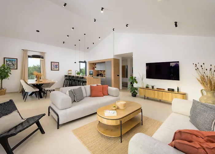Casa Fiore Viola For 8 People With Heated Pool Βίλα Stifanići
