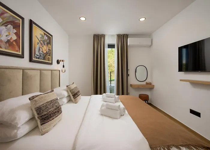 Casa Fiore Viola For 8 People With Heated Pool