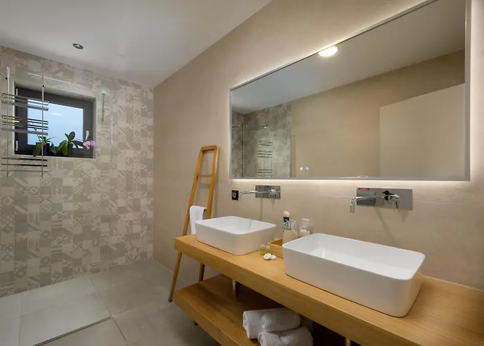 Casa Fiore Viola For 8 People With Heated Pool Vila