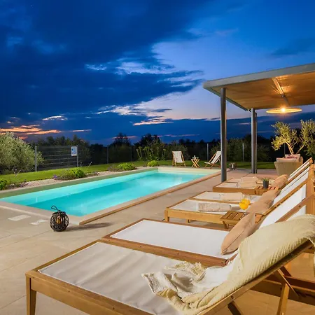 Casa Fiore Viola For 8 People With Heated Pool Stifanici