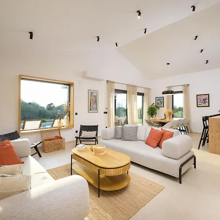 Villa Casa Fiore Viola For 8 People With Heated Pool