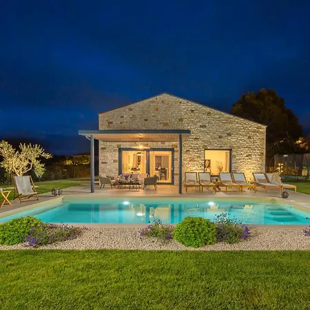 Casa Fiore Viola For 8 People With Heated Pool Villa *