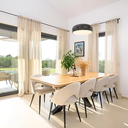 Casa Fiore Viola For 8 People With Heated Pool