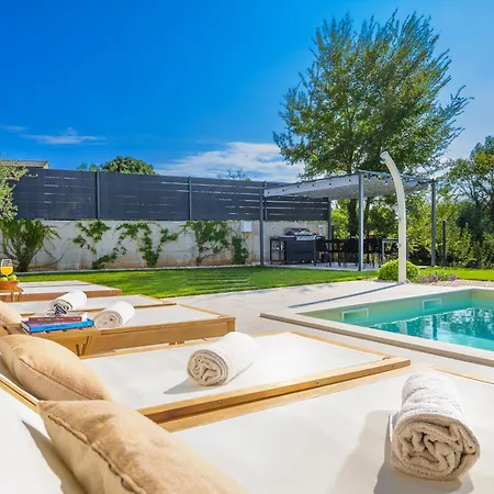 Villa Casa Fiore Viola For 8 People With Heated Pool Stifanici