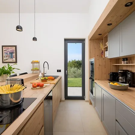 Casa Fiore Viola For 8 People With Heated Pool *
