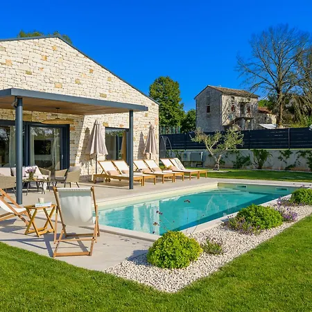 Casa Fiore Viola For 8 People With Heated Pool