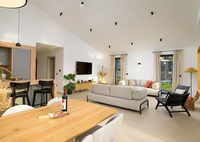 Casa Fiore Viola For 8 People With Heated Pool