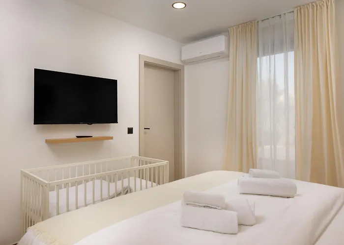 Casa Fiore Viola For 8 People With Heated Pool *